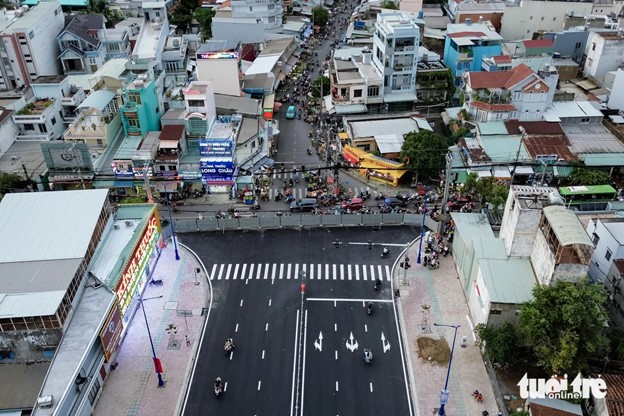 The extended street section ends at an intersection with provincial road No. 10. The area is often congested during peak hours.