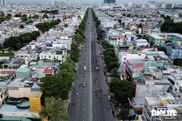 Ten Lua Street is connected with Kinh Duong Vuong Street in Binh Tan District, Ho Chi Minh City. After being extended, Ten Lua Street is two kilometers long and has six lanes.