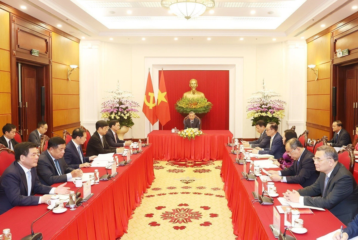 Vietnamese Party General Secretary and State President To Lam (C) and other senior officials at phone talks with South Korean President Yoon Suk Yeol from Hanoi, September 3, 2024. Photo: Vietnam News Agency