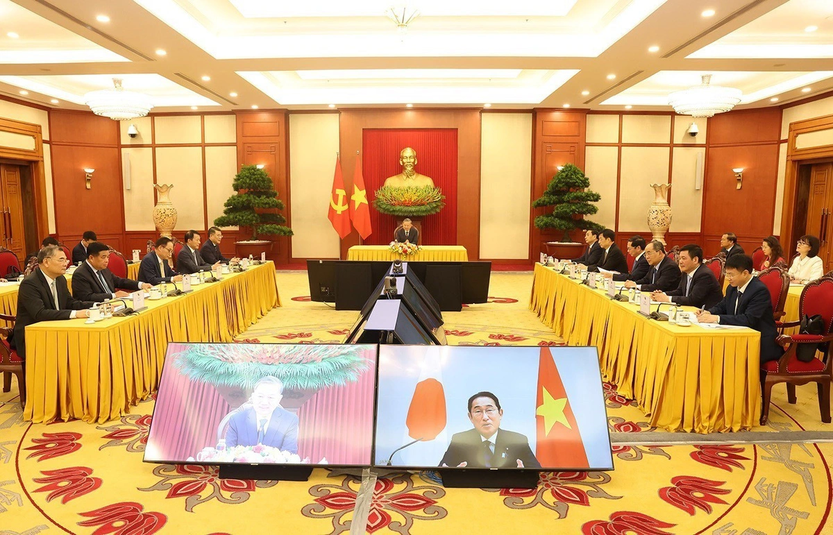 Vietnamese Party General Secretary and State President To Lam (C) and other senior officials at online talks with Japanese Prime Minister Fumio Kishida from Hanoi, September 3, 2024. Photo: Vietnam News Agency