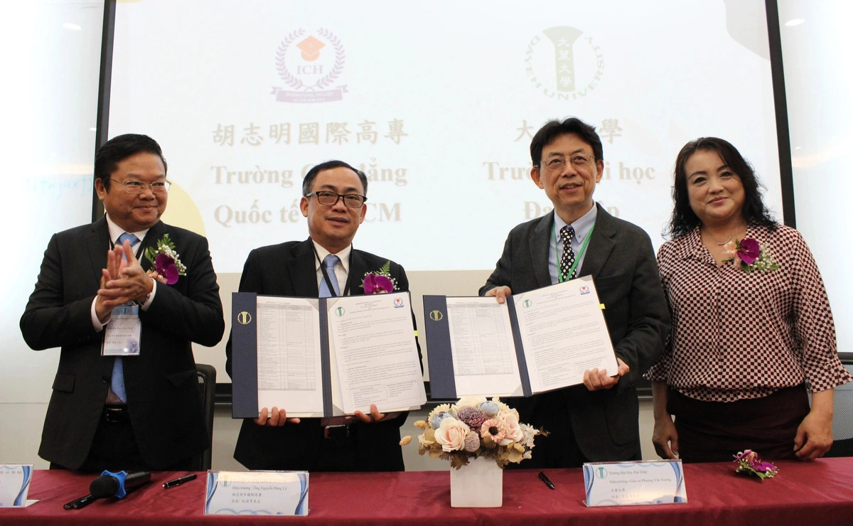 Le Van Thinh (L), director of the Department of Labor, War Invalids, and Social Affairs of Ho Chi Minh City, and Nguyen Dang Ly, principal of the International College of Ho Chi Minh City, sign a cooperation agreement for semiconductor industry training with Da-Yeh University. Photo: Ha Binh / Tuoi Tre