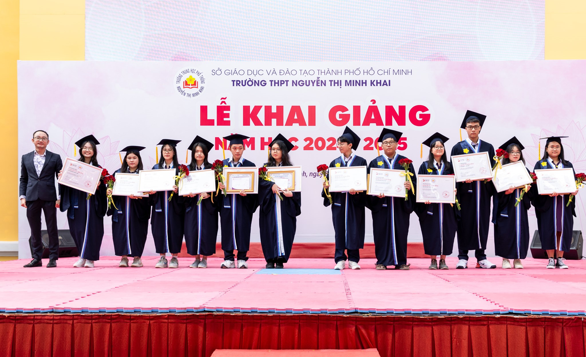 Students pose with DOL English scholarships at Nguyen Thi Minh Khai High School in District 3, Ho Chi Minh City, September 5, 2024.