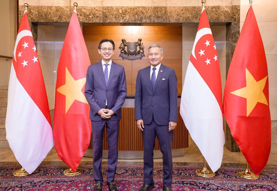 Vietnamese Deputy Minister of Foreign Affairs Do Hung Viet (L) meets with Singapore Foreign Minister Vivian Balakrishnan. Photo: Ministry of Foreign Affairs