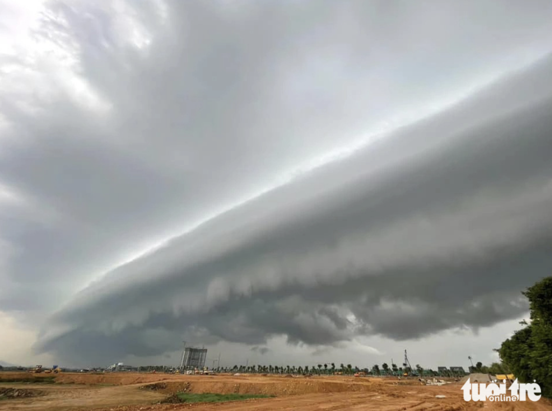 A shelf cloud passes over Hung Hoa Commune, Vinh City, Nghe An Province. Photo: Trung Hieu / Tuoi Tre