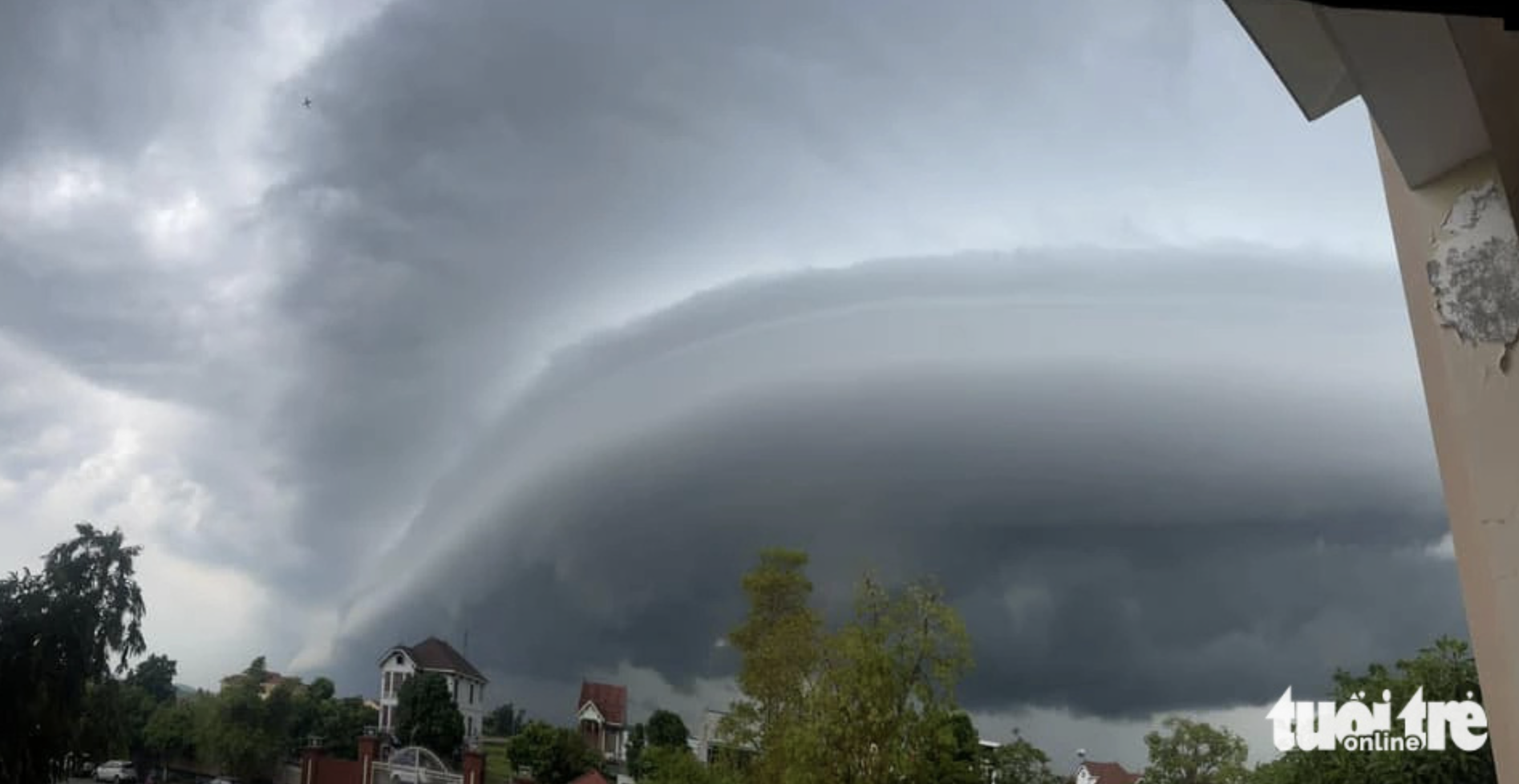 A tsunami-shaped cloud darkens the sky over Vinh City, Nghe An Province, north-central Vietnam on September 6, 2024. Photo: Cau Manh / Tuoi Tre