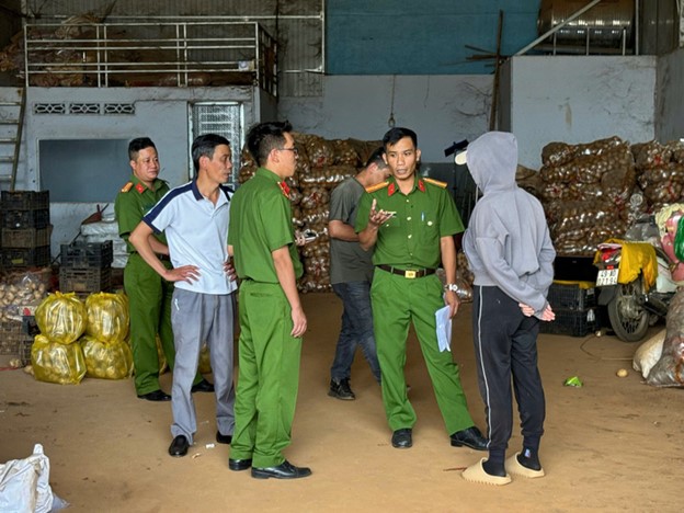 Da Lat traders caught covering Chinese potatoes with red dust to misrepresent origin