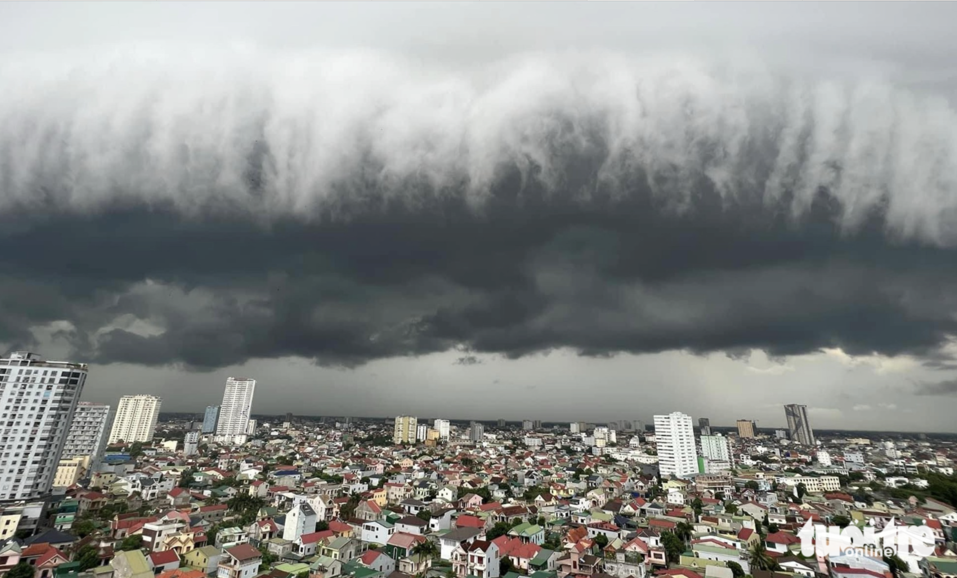 Huge shelf cloud darkens skies over Vietnam’s north-central provinces ahead of Yagi’s landfall