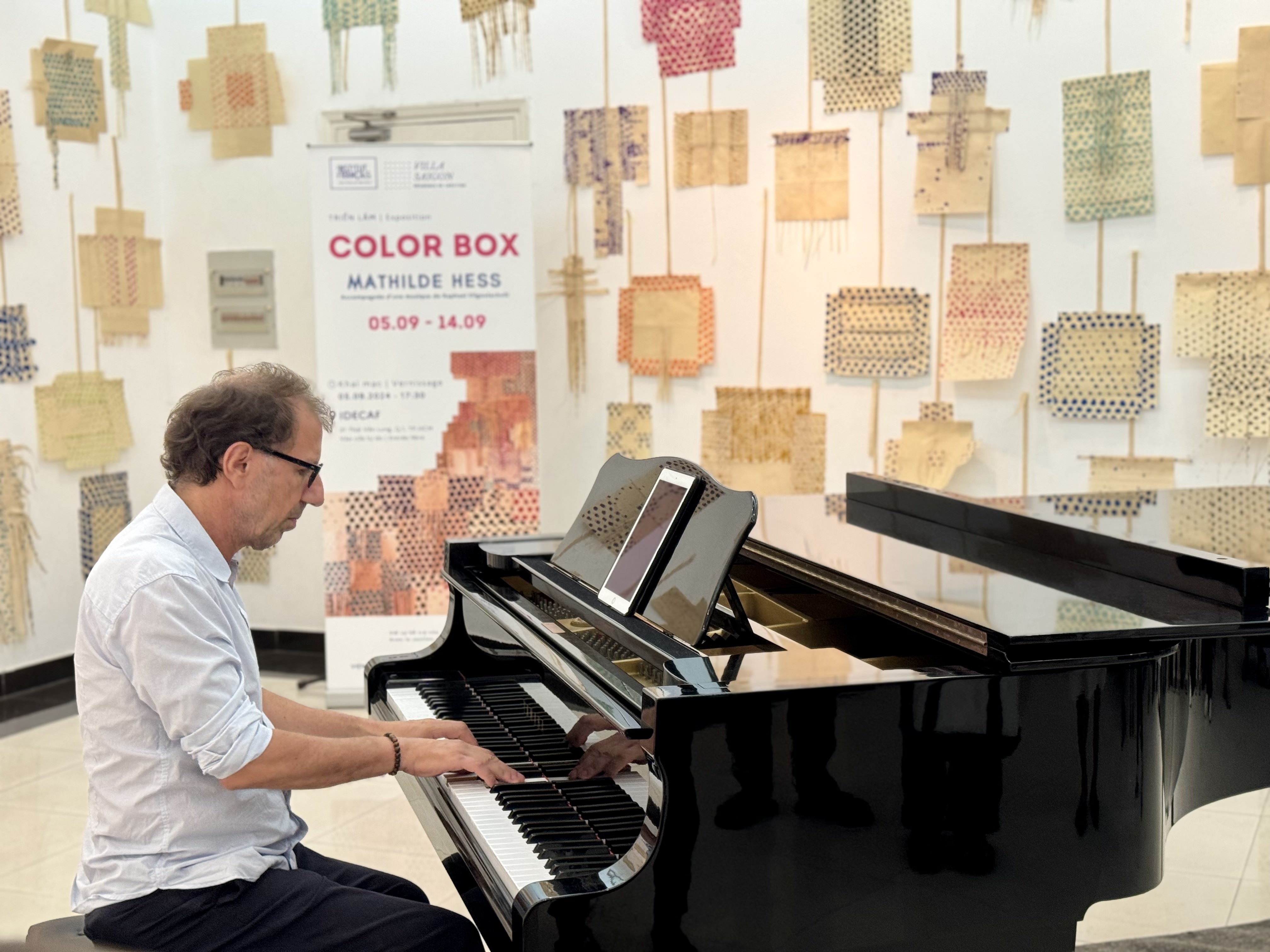 Pianist Raphael Eligoulachvili performs live at the 'Color Box' exhibition's opening day on September 5, 2024 in Ho Chi Minh City. Photo: Minh Khoi / Tuoi Tre News