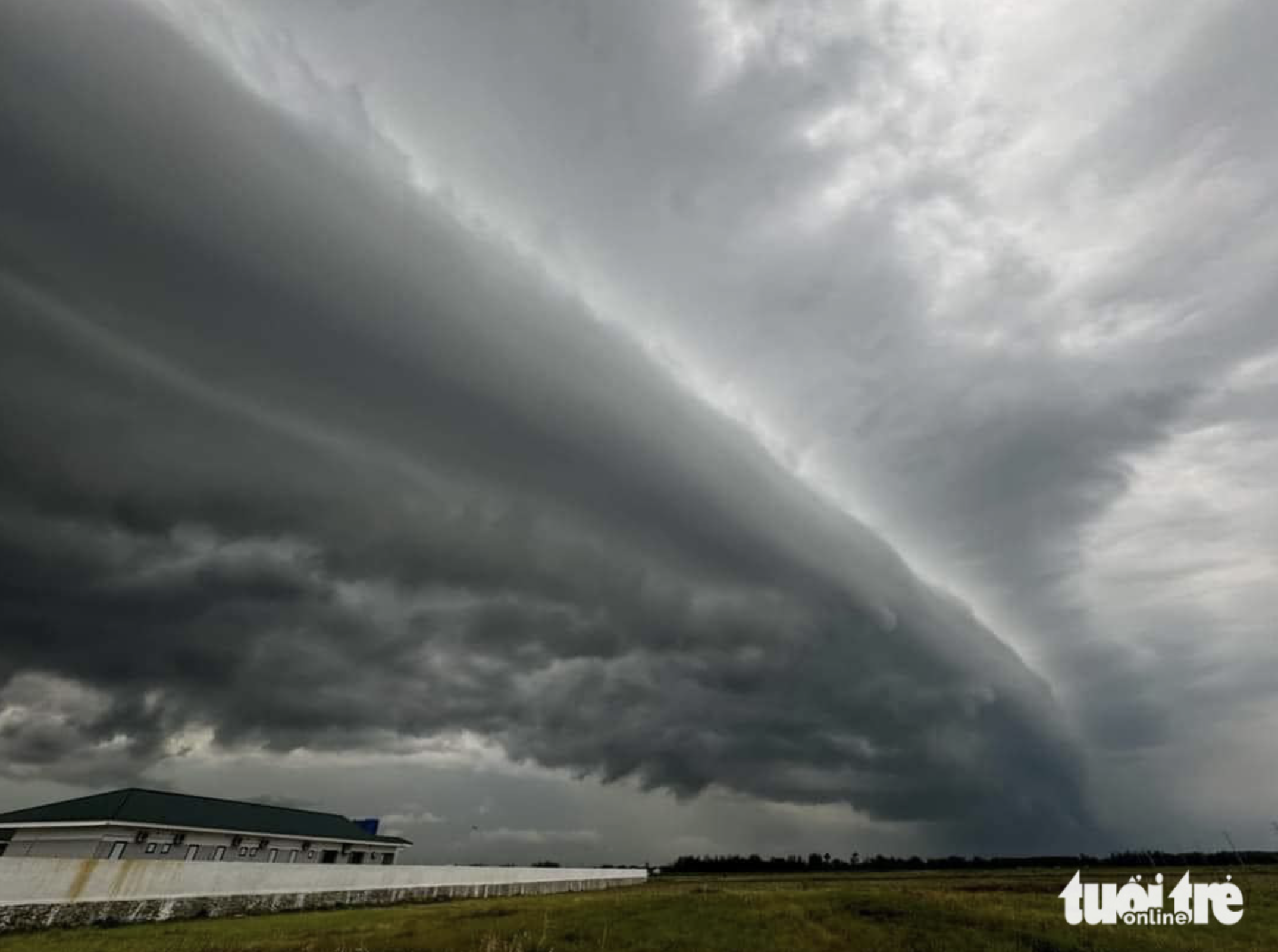 A huge shelf cloud spans several parts of Nghe An Province and Ha Tinh Province, north-central Vietnam on September 6, 2024. Photo: Dinh Phuong / Tuoi Tre