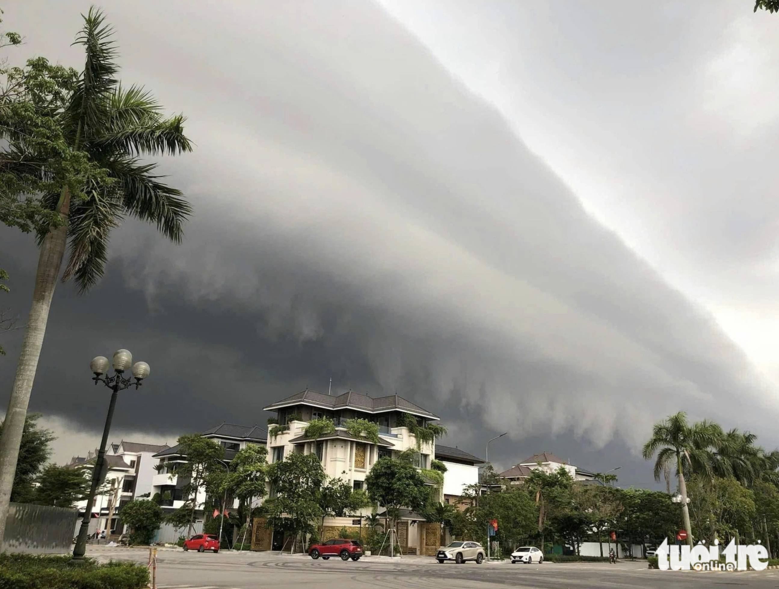 The sky over Vinh Tan Ward, Vinh City, Nghe An hidden by a huge grey cloud. Photo: Doan Hoa / Tuoi Tre