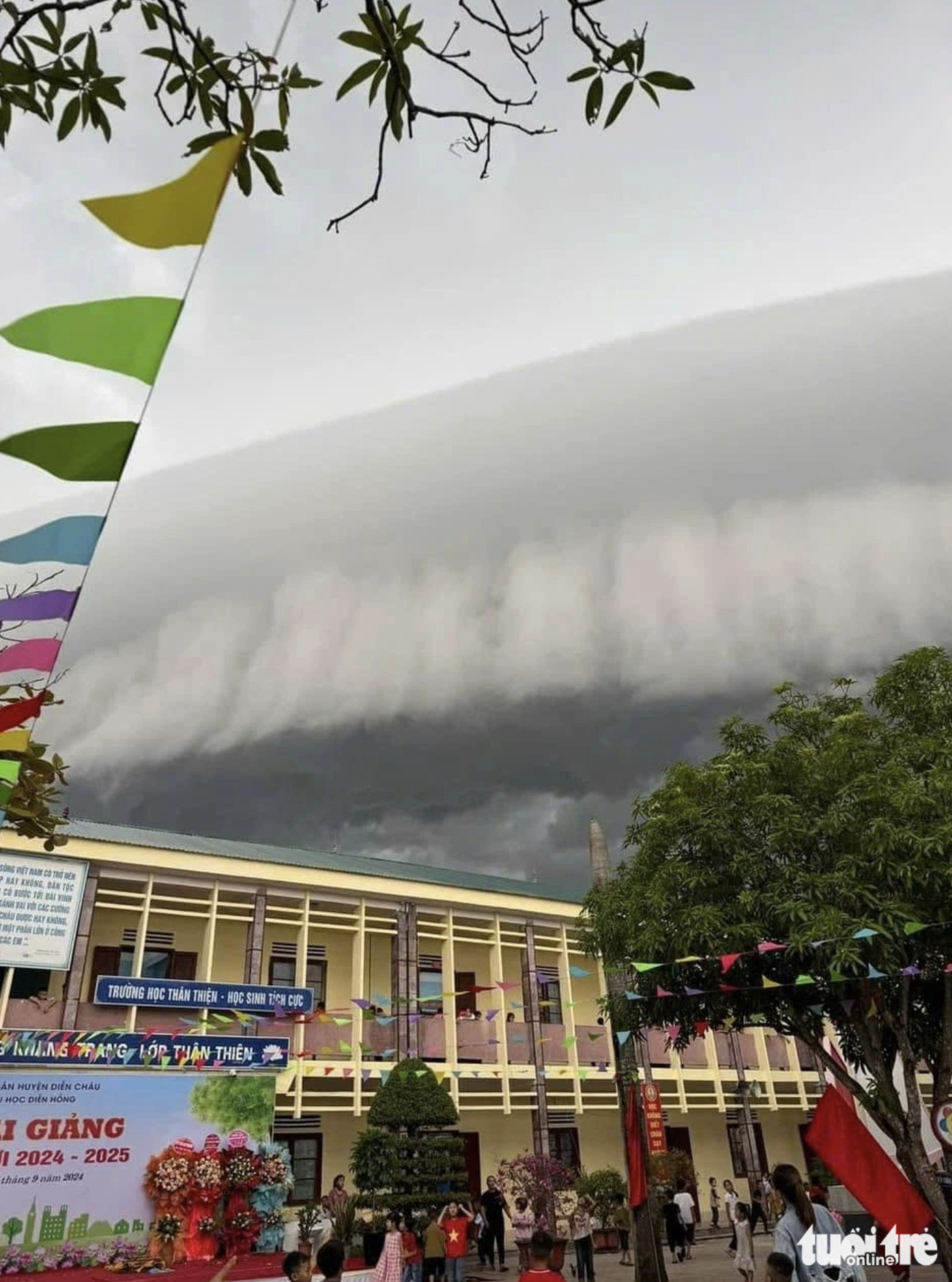 Students watch a huge shelf cloud in Dien Chau District, Nghe An Province. Photo: Manh Hung Phan / Tuoi Tre