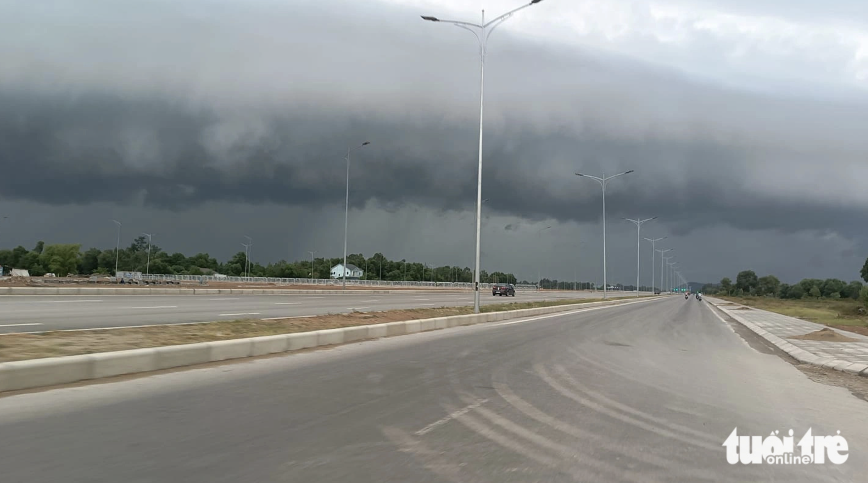 The north-central weather center calls the scary cloud a distant storm cloud that often appears before or after a storm. Photo: Ngoc Pham / Tuoi Tre