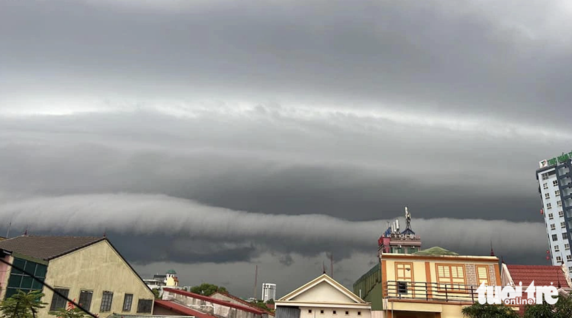 A dramatic shelf cloud over houses. Photo: Ngoc Pham / Tuoi Tre