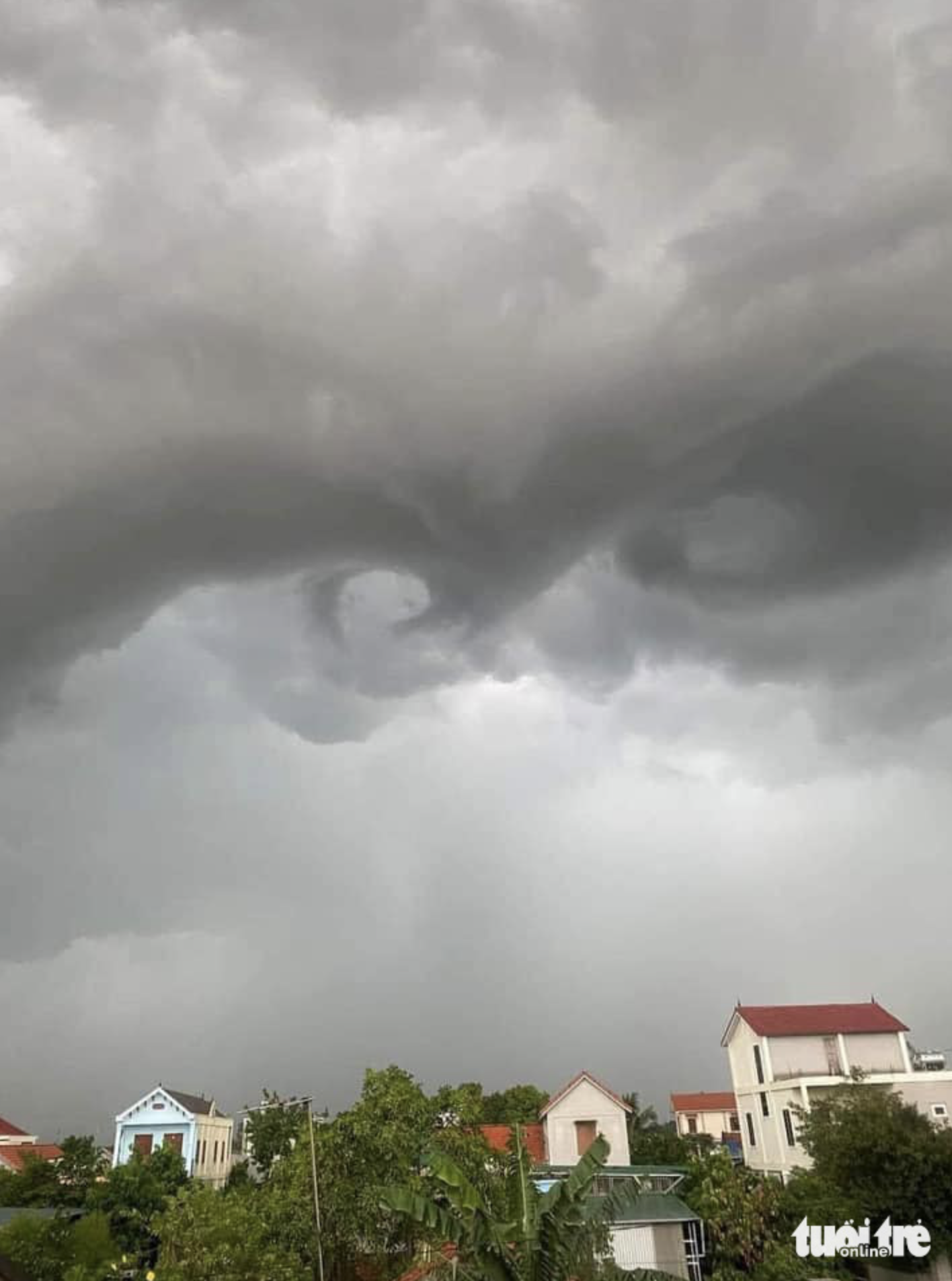 A big grey cloud over houses in Thanh Chuong District, Nghe An Province. Photo: Chip Bong / Tuoi Tre