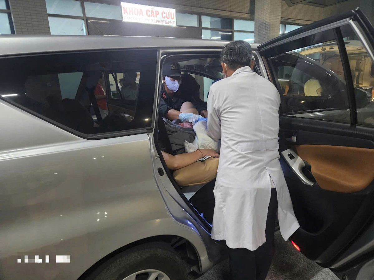 A doctor of the Tien Giang General Hospital receives the woman who was hospitalized after being helped by traffic police officers to give birth to two twin sons in her car on the Ho Chi Minh City - Trung Luong - My Thuan - Can Tho expressway on September 5, 2024. Photo: Traffic Police Department