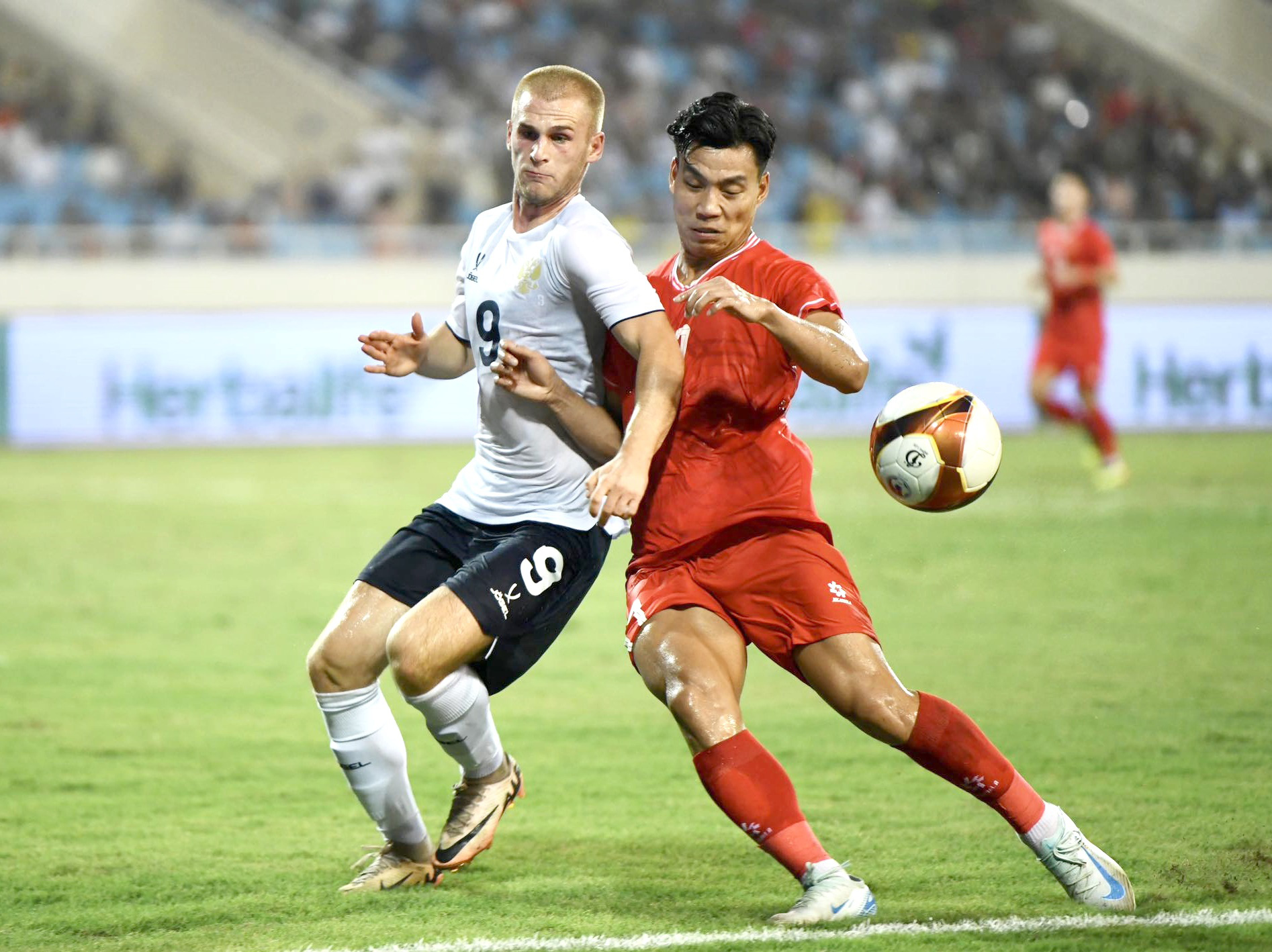 Vietnamese (in red) and Russian players compete for the ball in the opening game of the LPBank Cup 2024 International Friendly Tournament at My Dinh Stadium in Hanoi, September 5, 2024. Photo: Nam Tran / Tuoi Tre