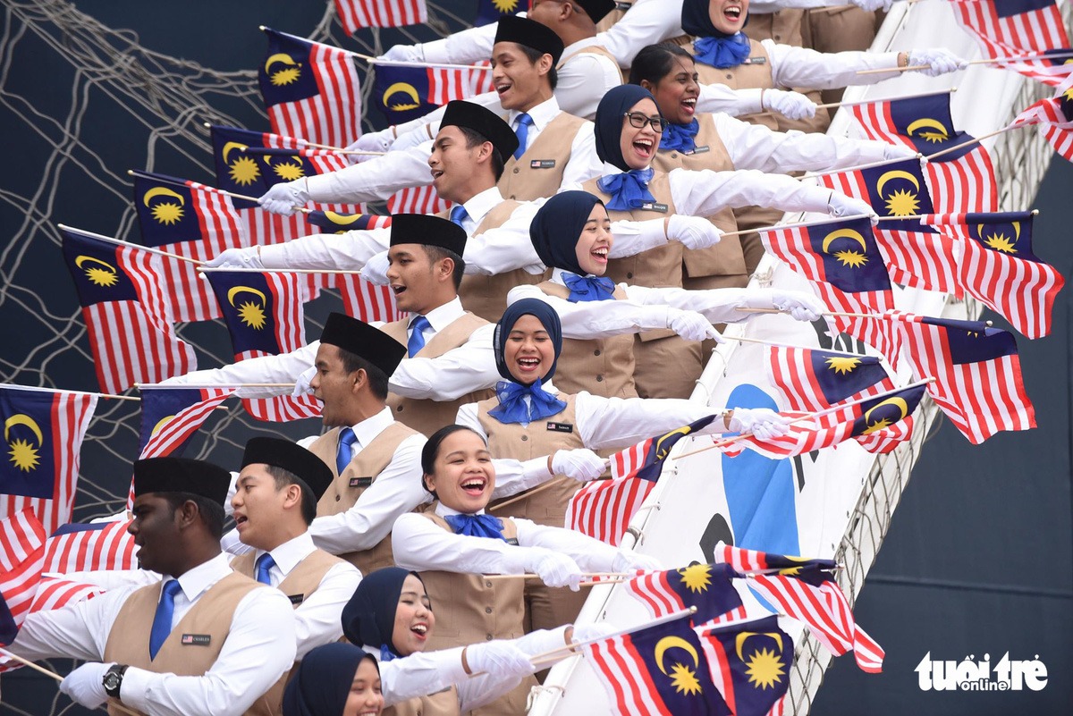 SSEAYP 2019 delegates from Malaysia perform a greeting dance upon arriving in Ho Chi Minh City in November 2019. Photo: Duyen Phan/Tuoi Tre