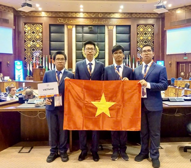 All 4 Vietnamese students win medals at 2024 International Olympiad in Informatics