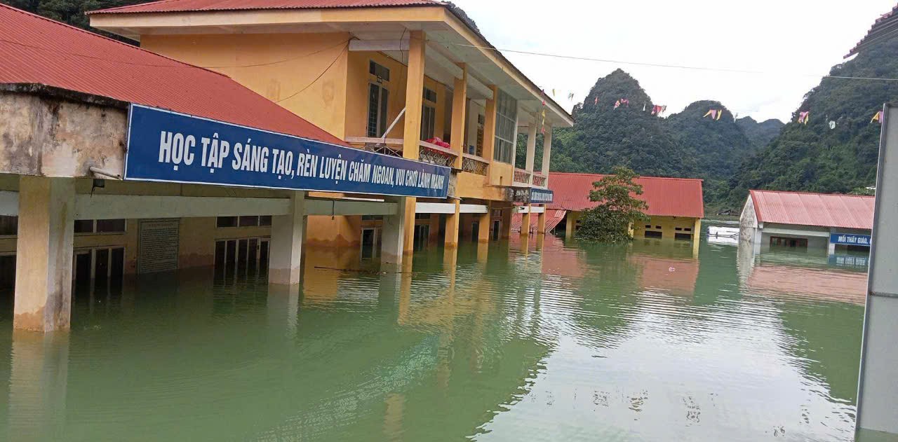 The provided picture depicts six classrooms, two dormitories, one security room, and four staff rooms for teachers, all submerged in floodwaters