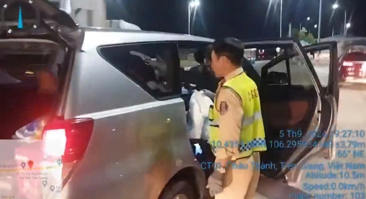 Vietnam traffic police help pregnant woman give birth to twins on freeway