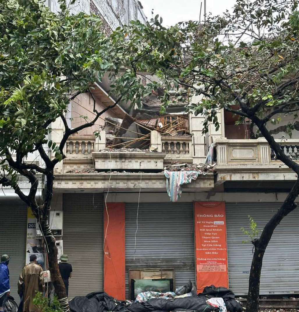 A house collapses on Kham Thien Street in Dong Da District, Hanoi as super typhoon Yagi makes landfall in northern Vietnam, September 7, 2024. Photo: Thanh Tung / Tuoi Tre