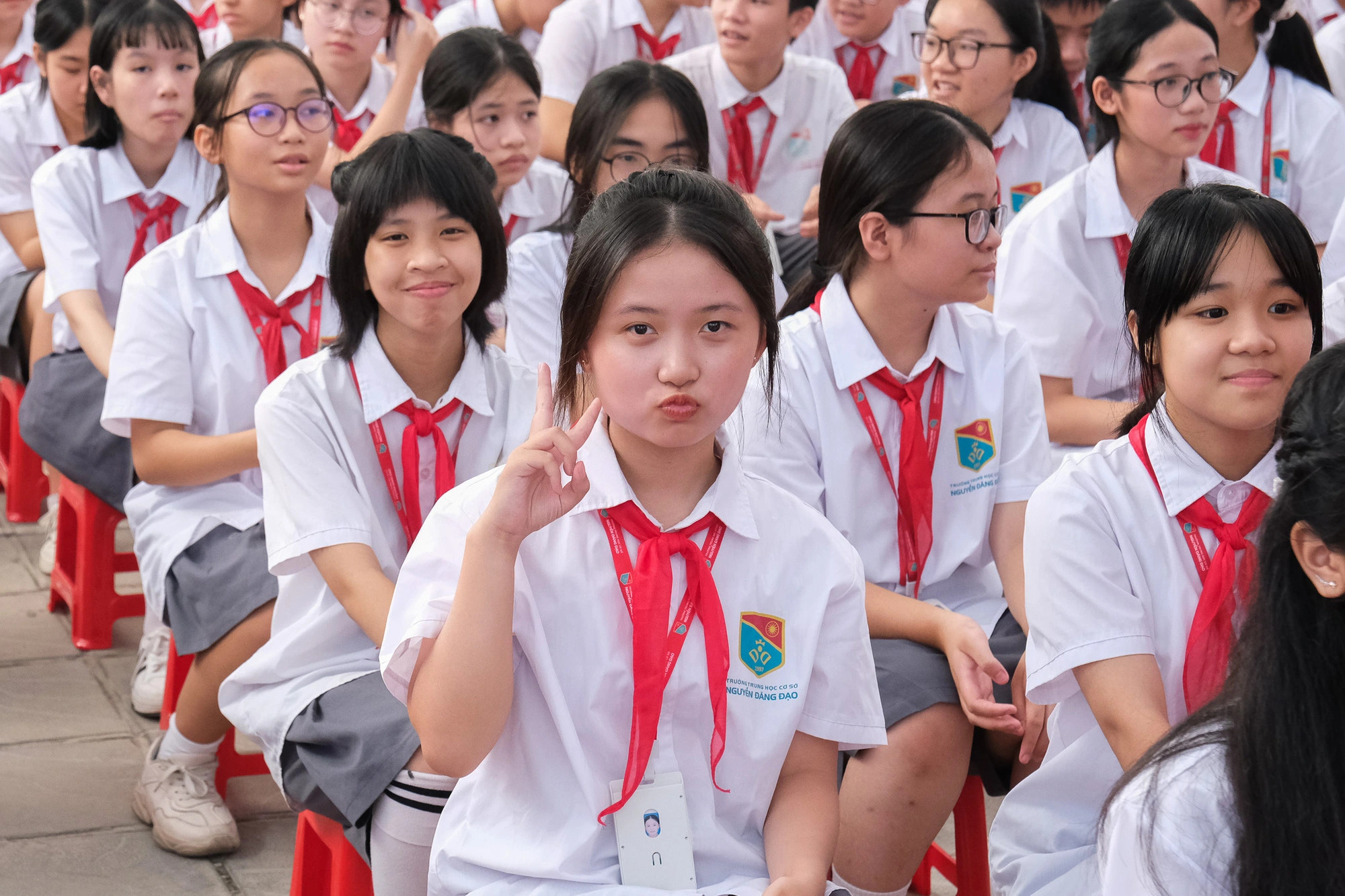 Students pose for a photo during the new school year opening ceremony in Bac Ninh Province, northern Vietnam, September 5, 2024. Photo: Ha Quan / Tuoi Tre