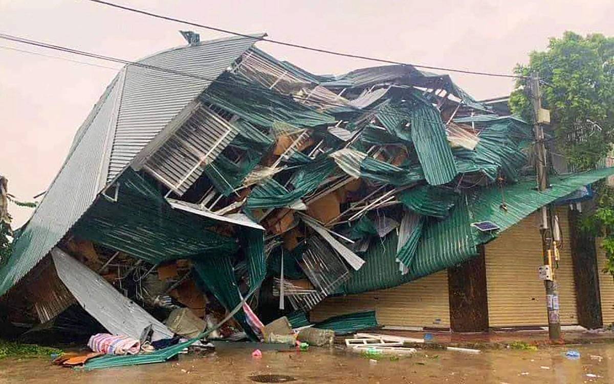 A steel-framed, corrugated iron-roofed house in Thach That District, Hanoi collapses due to strong storm winds.