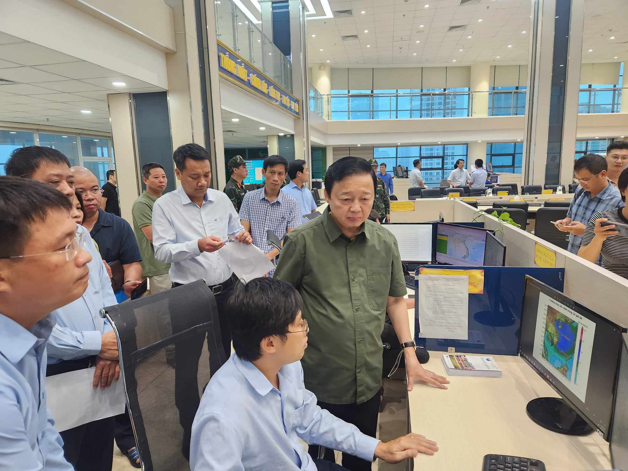 Vietnamese Deputy Prime Minister Tran Hong Ha works with employees of the National Center for Hydrometeorological Forecasting in Hanoi, September 7, 2024. Photo: Tuan Phung / Tuoi Tre