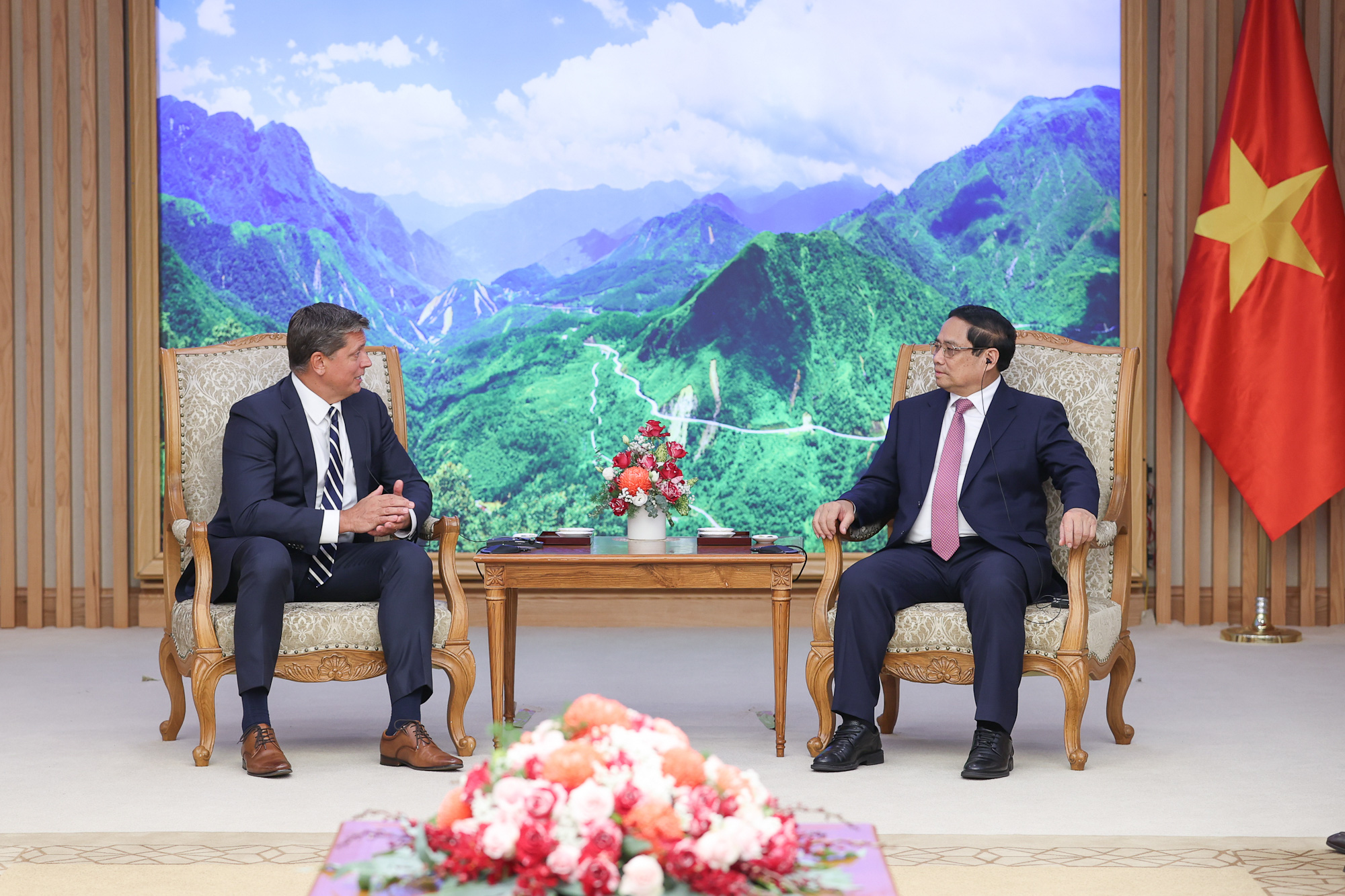 Vietnamese Prime Minister Pham Minh Chinh (R) and Tim Hughes, senior vice president for Global Business and Government Affairs of SpaceX, at their meeting in Hanoi, September 6, 2024. Photo: Vietnamese Government Portal