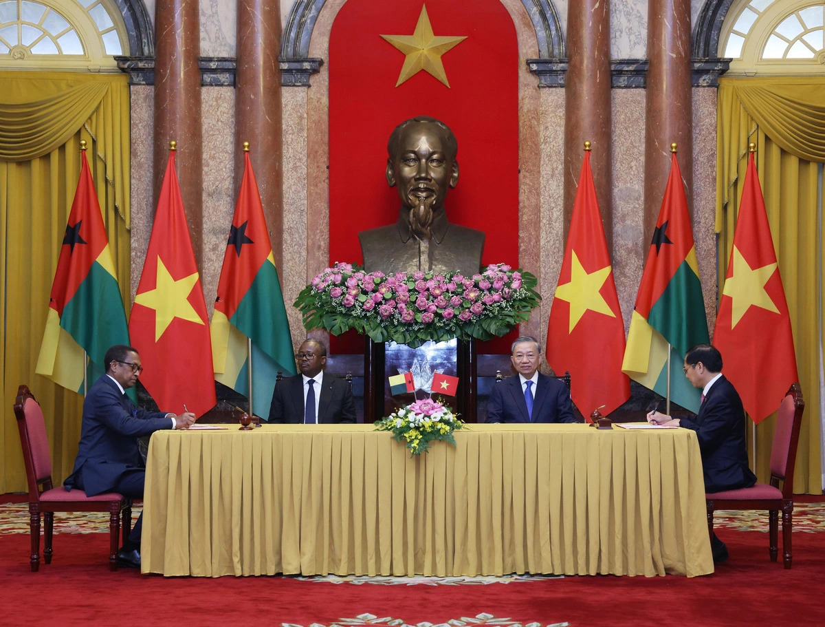 Bissau-Guinean President Umaro Sissoco Embaló (L, 2nd) and Vietnamese Party General Secretary and State President To Lam (L, 3rd) witness the signing of a MoU on a political and diplomatic consultation mechanism in Hanoi on September 6, 2024. Photo: VNA