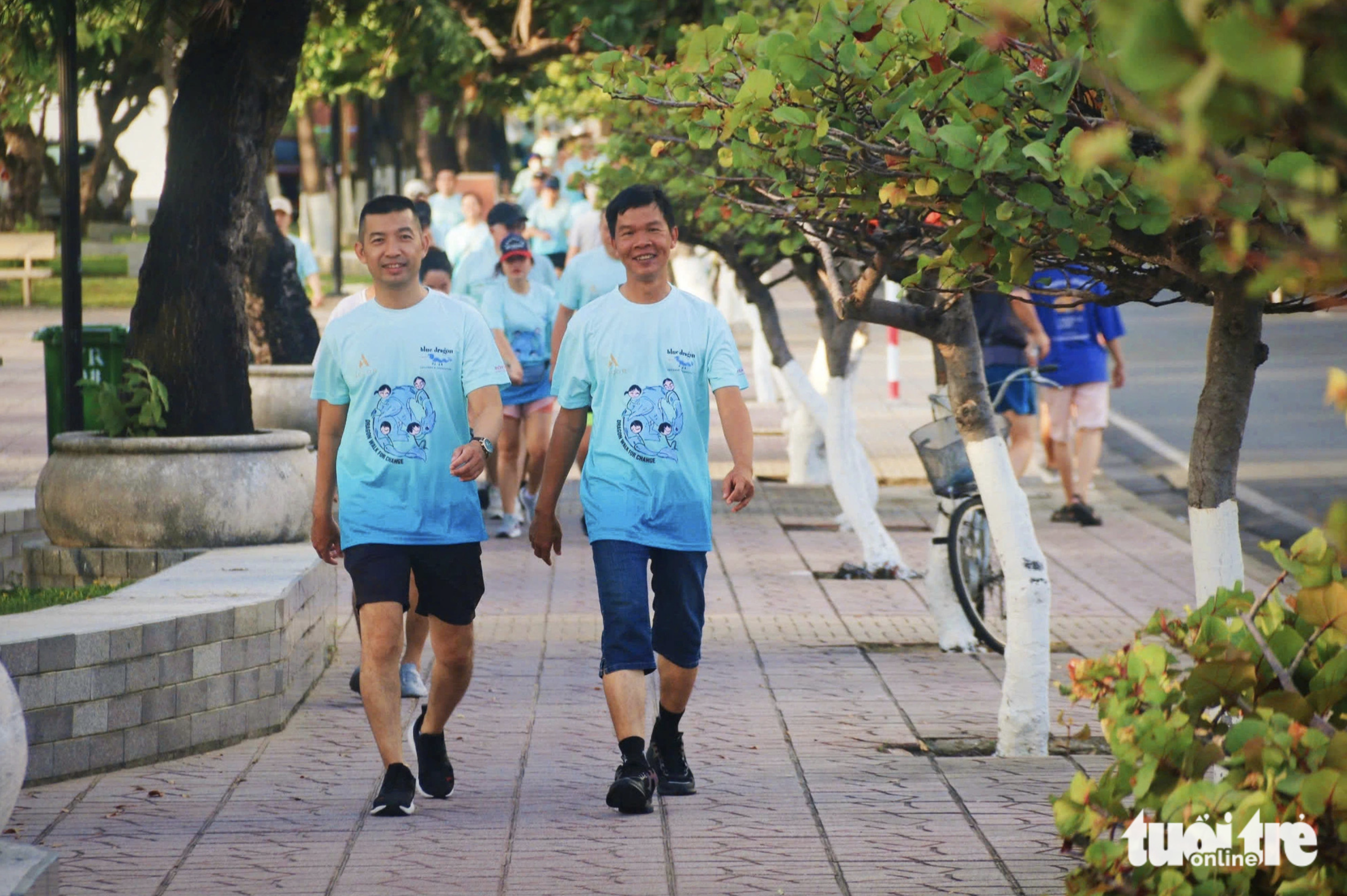 Hundreds walk along Nha Trang beach to fundraise for poor kids, human trafficking victims