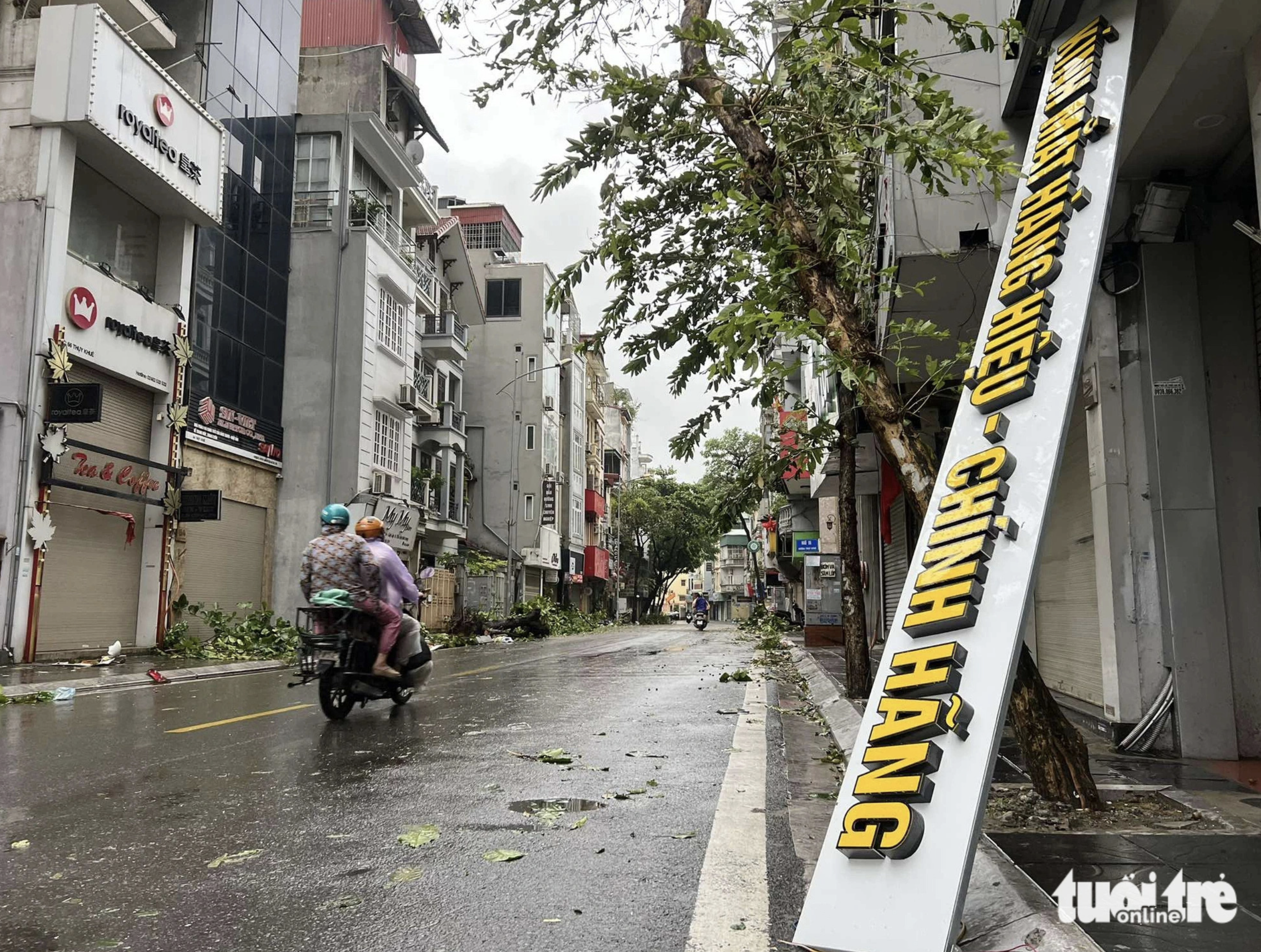 An advertisement sign on Thuy Khue Street in Tay Ho District, Hanoi falls. Photo: Pham Tuan / Tuoi Tre