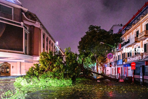 Fallen trees obstruct a road to the iconic Hoan Kiem Lake in Hanoi. Photo: Hong Quang / Tuoi Tre