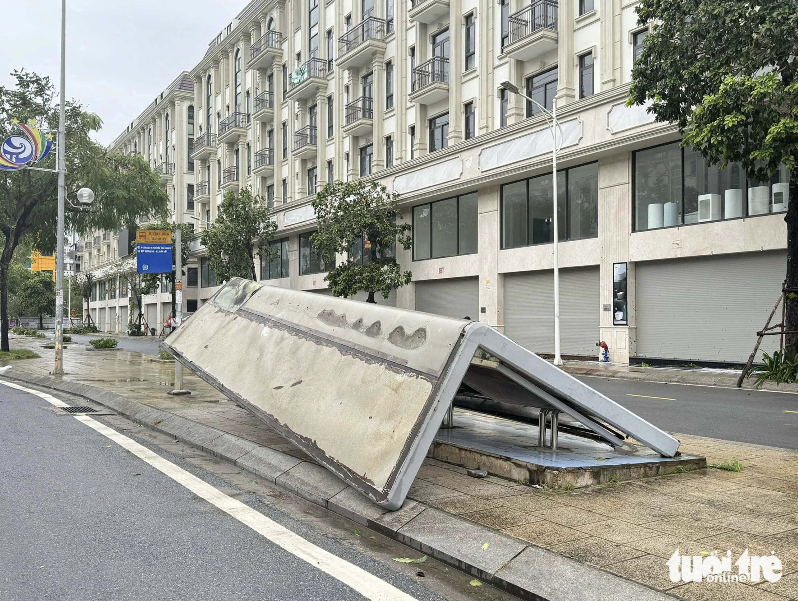 A bus stop collapses on To Huu Street in Ha Dong District, Hanoi. Photo: Thanh Chung / Tuoi Tre