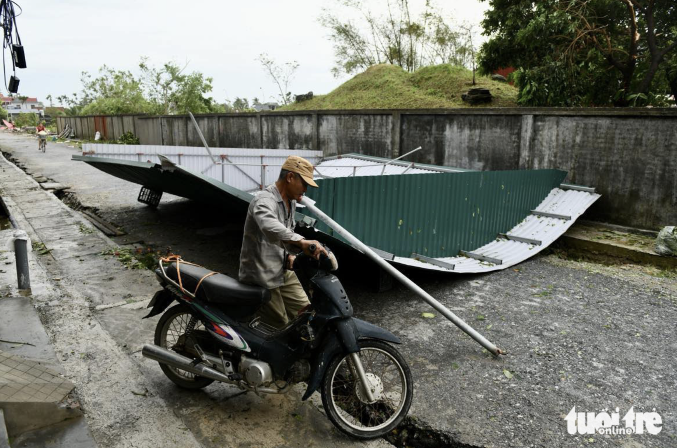 The roof of a house is blown down to the ground by strong winds after Yagi makes landfall in Hai Phong City. Photo: Nam Tran / Tuoi Tre