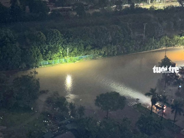 The intersection of Thang Long Avenue and Le Trong Tan Street in Hanoi is severely flooded. Photo: Thanh Chung / Tuoi Tre