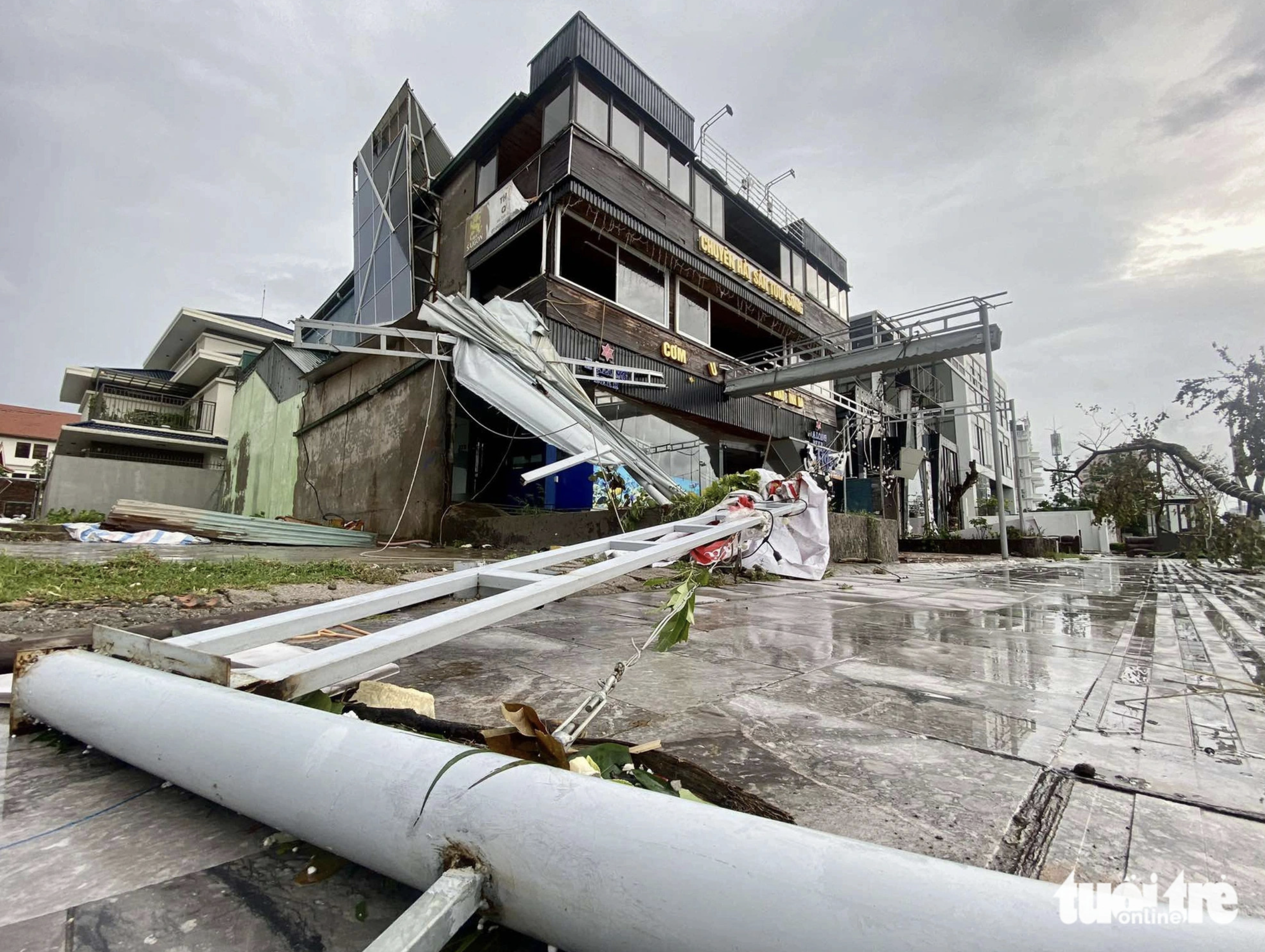 Seaside Tran Quoc Nghien Street in Ha Long City, Quang Ninh Province is in a mess after the arrival of typhoon Yagi. Photo: Chi Tue / Tuoi Tre