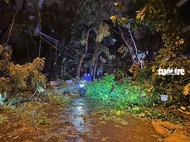 Residents find it hard to pass through a street in Hanoi. Photo: Hoang Hieu / Tuoi Tre