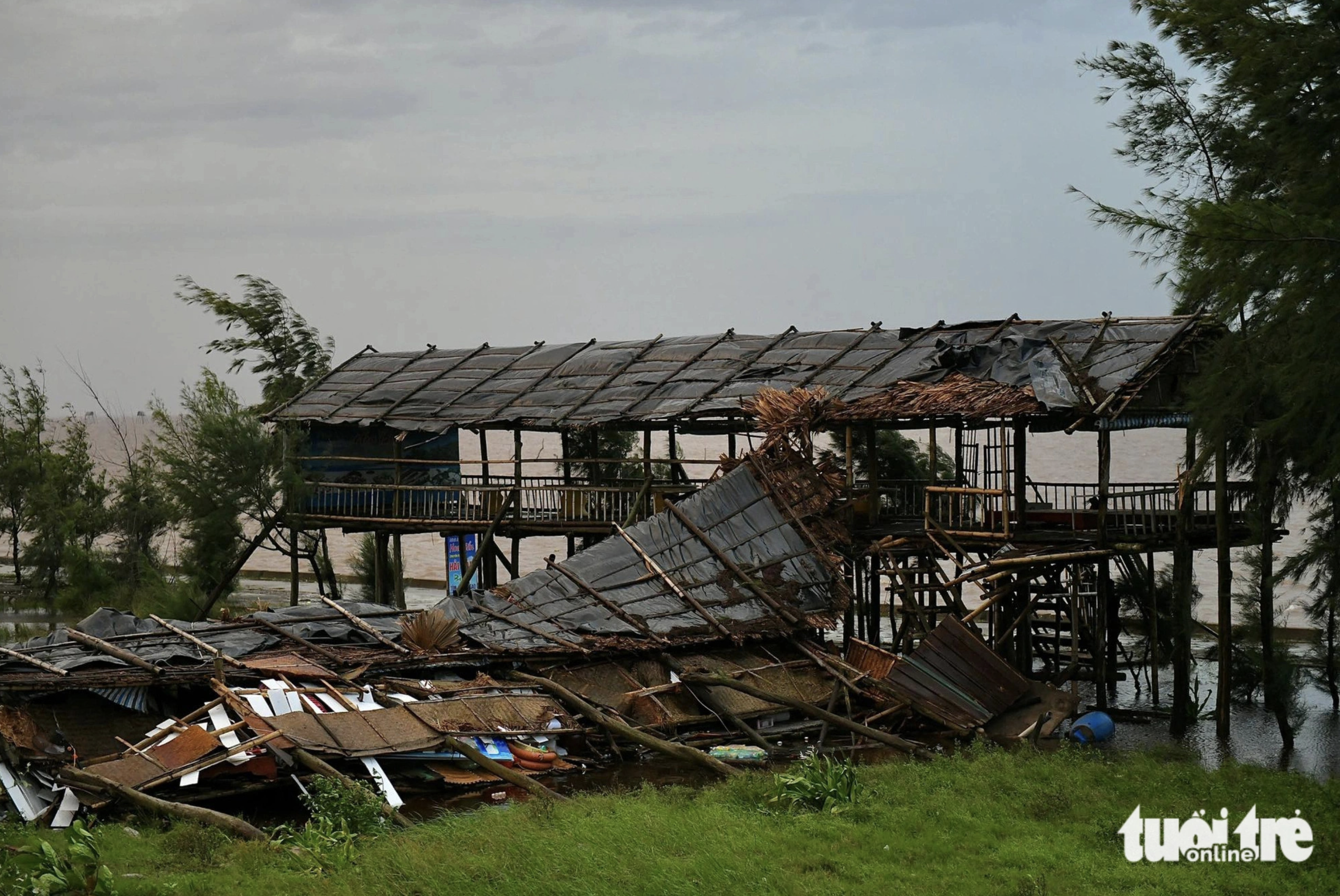 Many shacks on Dong Chau Beach in Thai Binh Province collapse. Photo: Nam Tran / Tuoi Tre