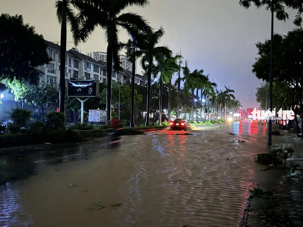 Le Trong Tan Street in Hanoi is submerged under water, posing immense challenges for commuters. Photo: Thanh Chung / Tuoi Tre