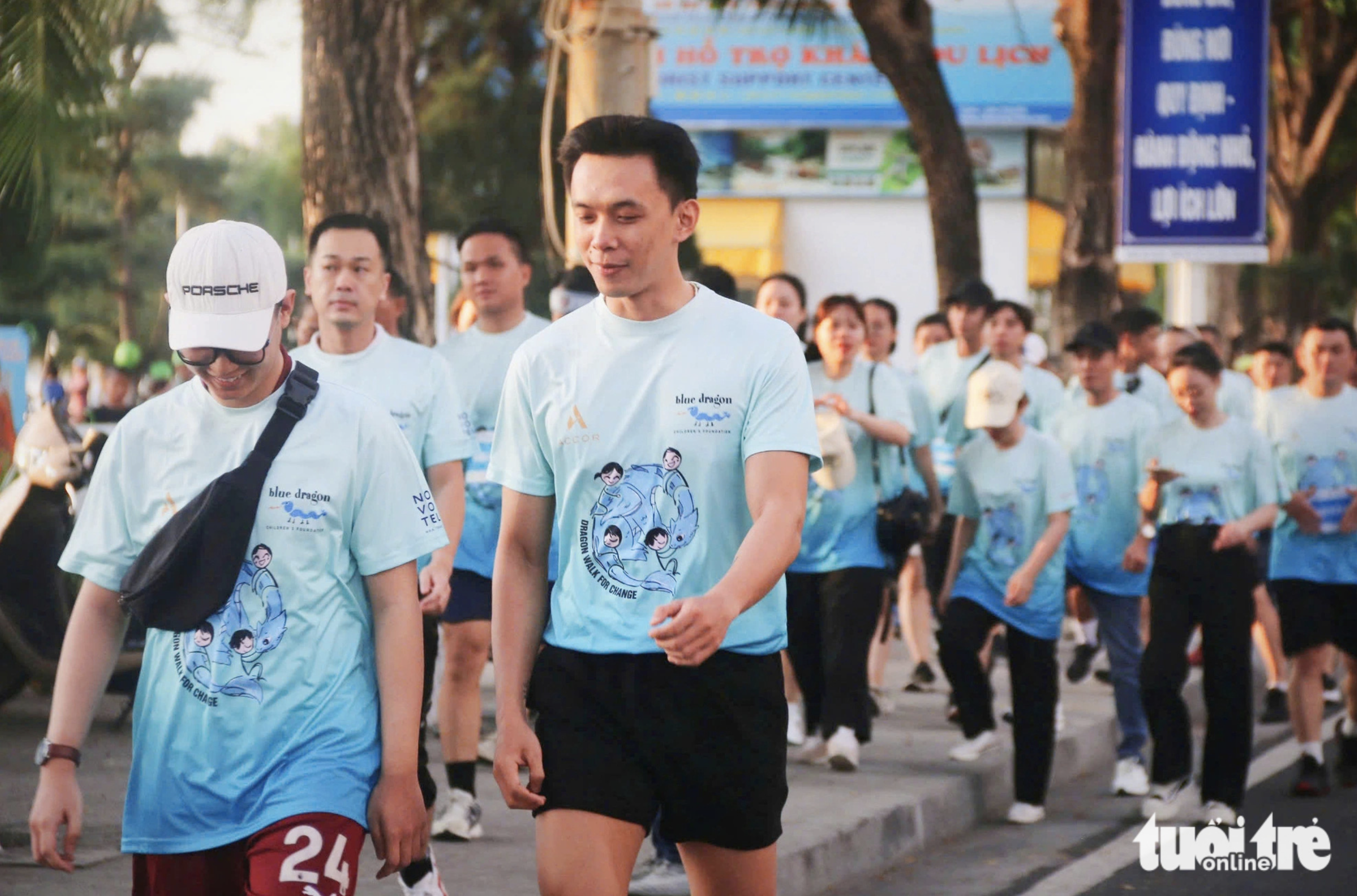 Hundreds of locals and tourists join a charity walk along a beach in Nha Trang City, Khanh Hoa on September 8, 2024. Photo: Tran Hoai / Tuoi Tre