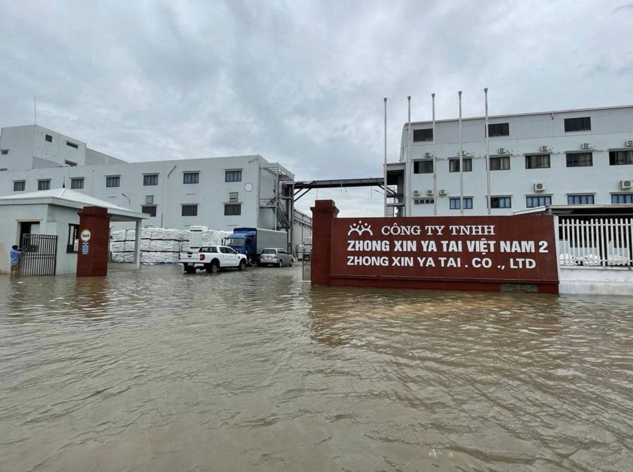 Many production materials at Zhong Xin Ya Tai Vietnam Company are soaked in floodwater. Photo: Dang Van Tuan / Tuoi Tre