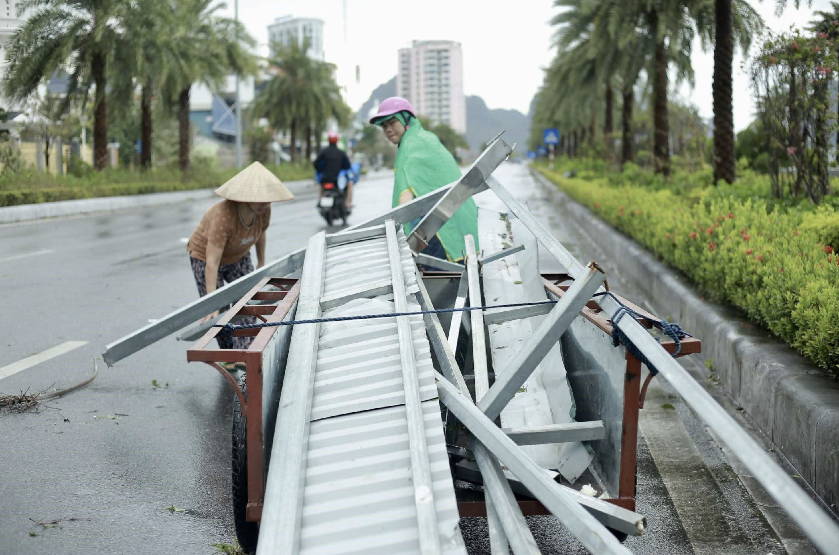 Residents in Quang Ninh Province salvage their belongings after Yagi makes landfall. Photo: Chi Tue / Tuoi Tre