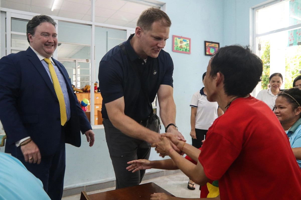 US ambassador, Marine veterans visit Vietnamese AO victims in Da Nang