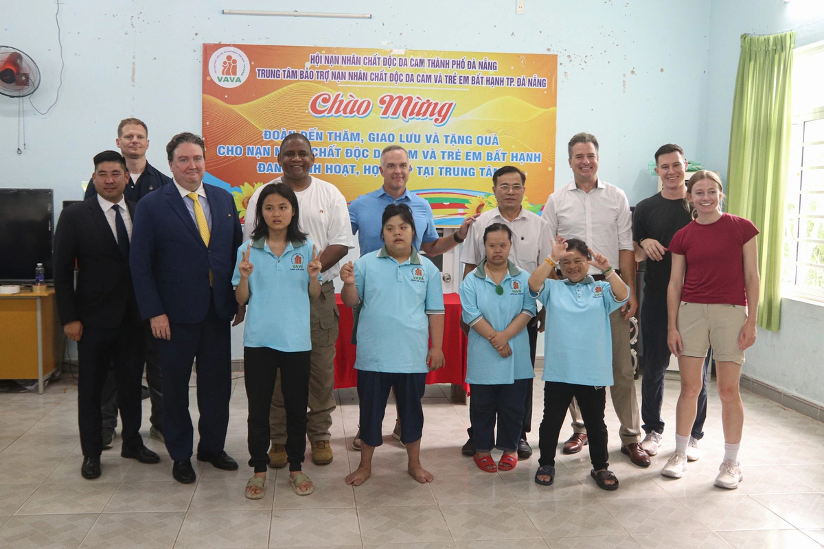 Members of the U.S. Marine veteran delegation and U.S. Ambassador to Vietnam Marc Knapper, wearing a yellow tie, pose for a photo with some of AO/dioxin victims at a support center for these victims and disadvantaged children in Da Nang City, central Vietnam, September 6, 2024. Photo: Thanh Nguyen