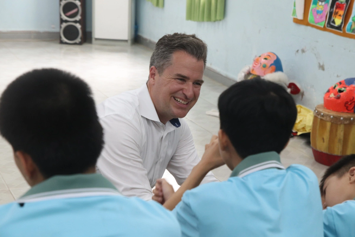 A member of the U.S Marine veteran delegation (C) talks with AO/dioxin victims at a support center for AO/dioxin victims and disadvantaged children in Da Nang City, central Vietnam, September 6, 2024. Photo: Thanh Nguyen