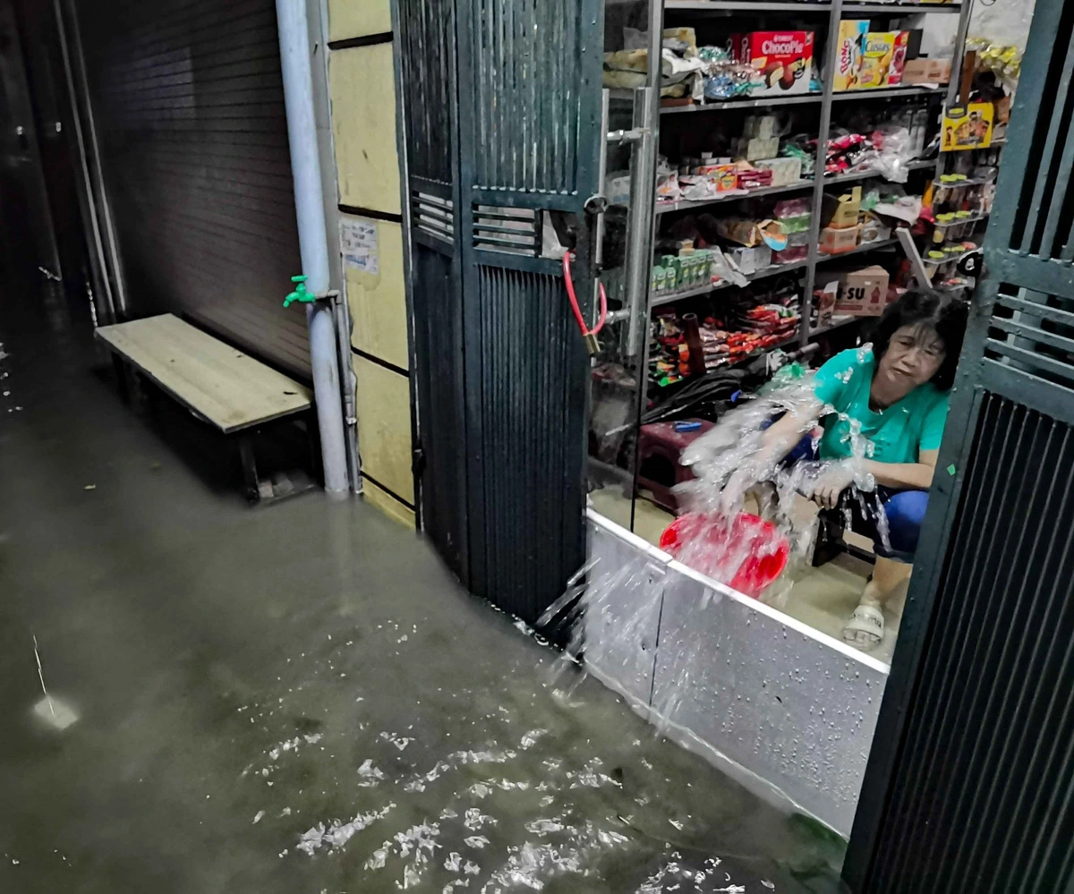 A woman is seen baling floodwaters out of her home after it was heavily submerged by super typhoon Yagi’s rain in Hanoi, September 7, 2024. Photo: Vietnam News Agency