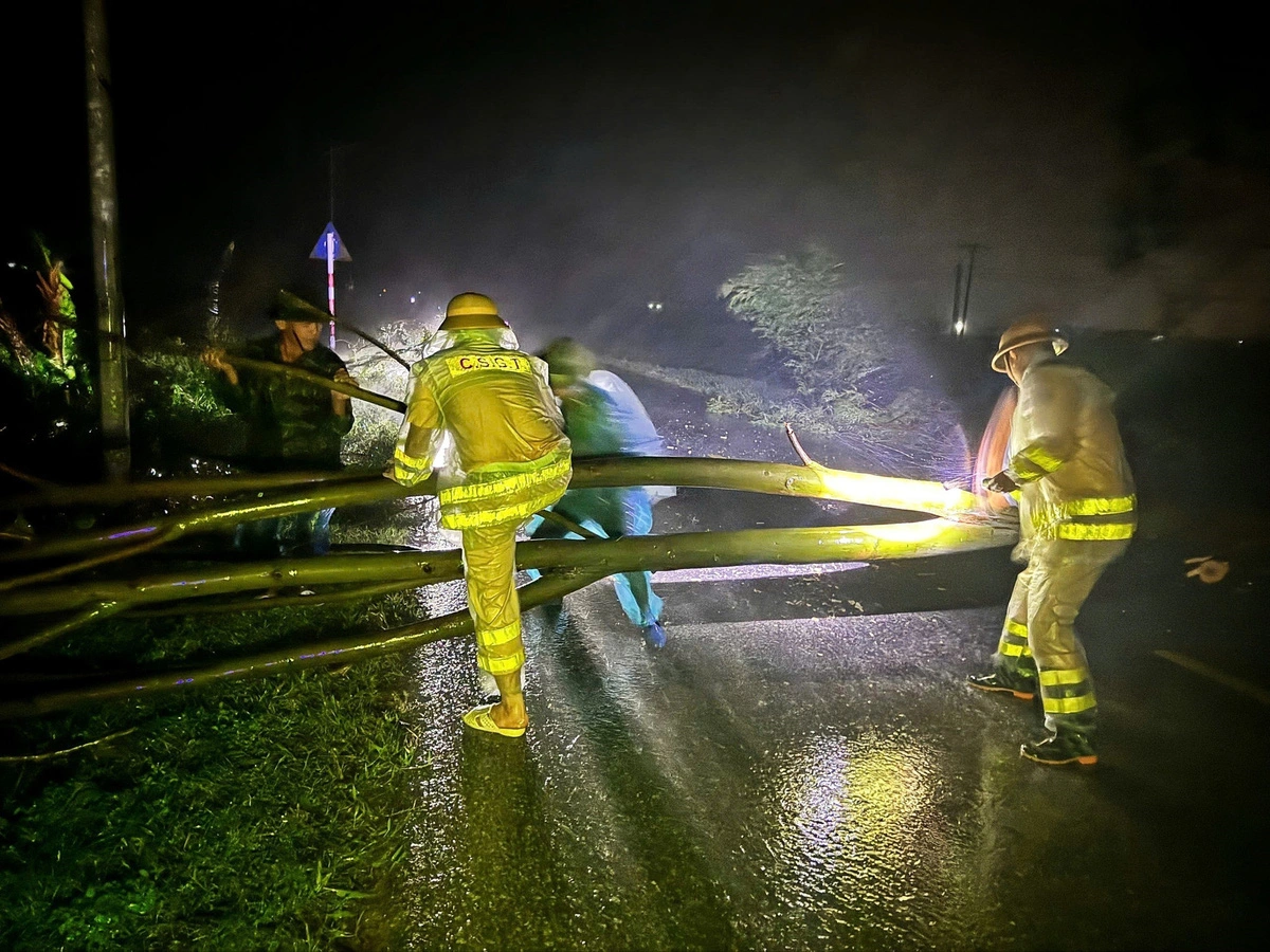 Traffic police officers clear fallen trees on a street in Bac Giang Province, northern Vietnam in the wake of typhoon Yagi, which hit the province on September 7, 2024. Photo: Vietnam News Agency