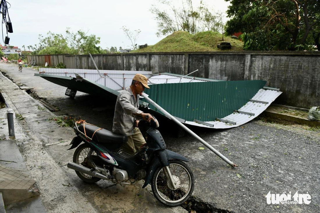 The roof of a house collapses onto a street in Hai Phong City, northern Vietnam after being ripped off by the strong winds of super typhoon Yagi, which made landfall there on September 7, 2024. Photo: Nam Tran / Tuoi Tre