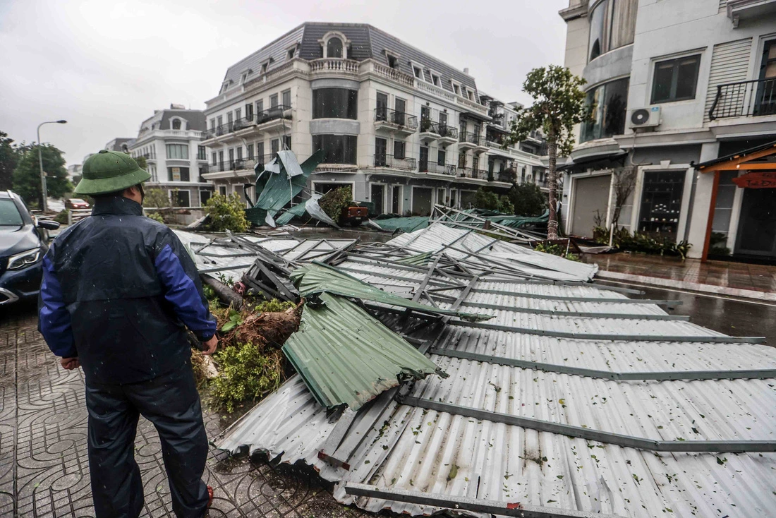 The metal roof of a construction falls down on the ground in Cam Pha City, Quang Ninh Province, northern Vietnam due to super typhoon Yagi, September 7, 2024. Photo: Nguyen Khanh / Tuoi Tre